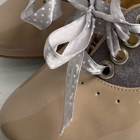 Beautiful Unique Block heel shoe. Beige colour with a grey suede. Ribbon lace - Picture 2 of 5